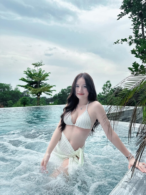 Ảnh Thị Nhung mặc bikini 3