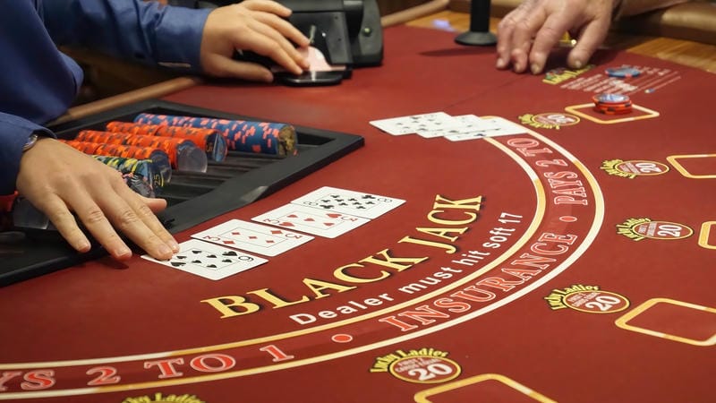  Người chơi Blackjack tại nhà cái Gk88 đang cân nhắc rút bài
