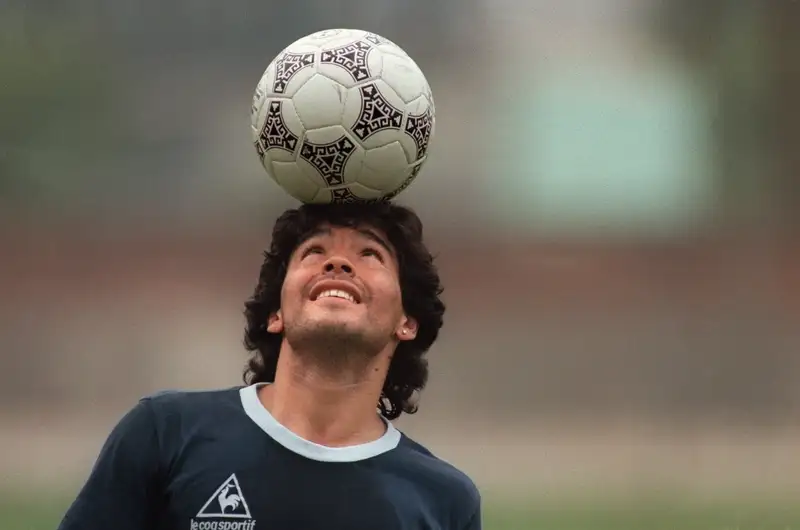 Maradona tạo pha bóng kinh điển để thắng cược