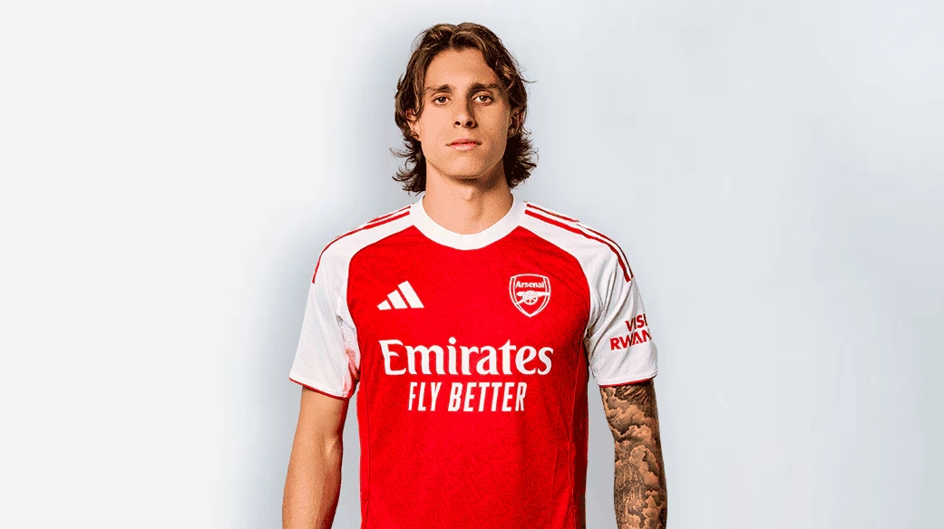 Ảnh chân dung trung vệ Riccardo Calafiori trong màu áo Arsenal