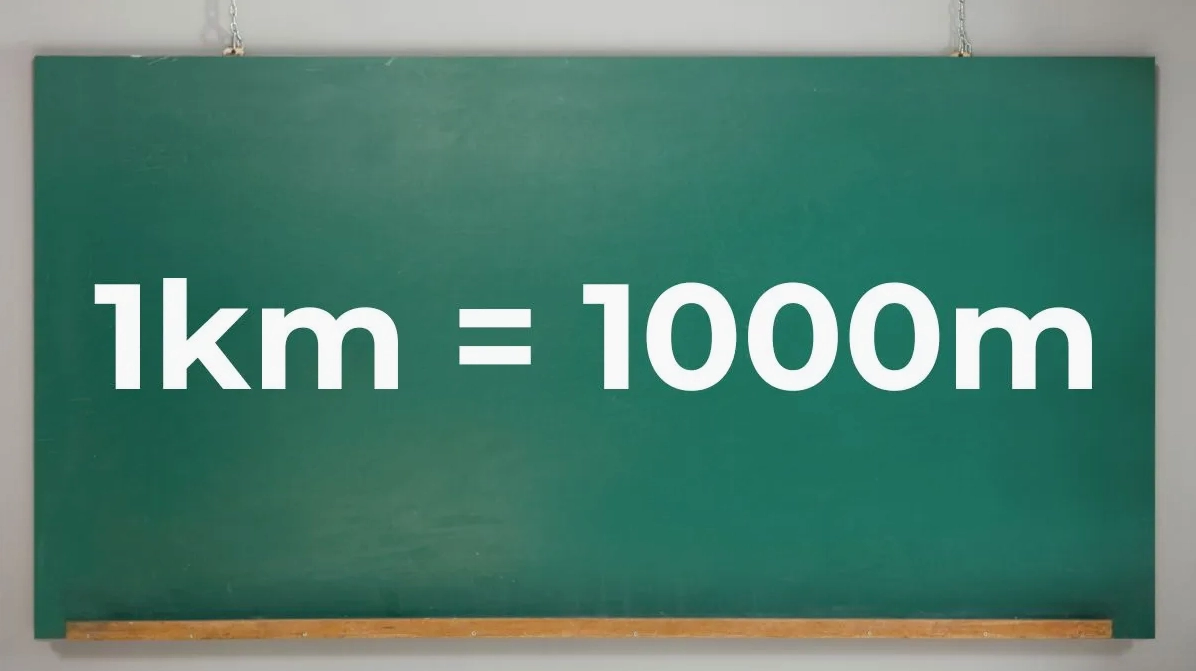 Hình ảnh con đường thẳng tắp minh họa cho chiều dài 1km
